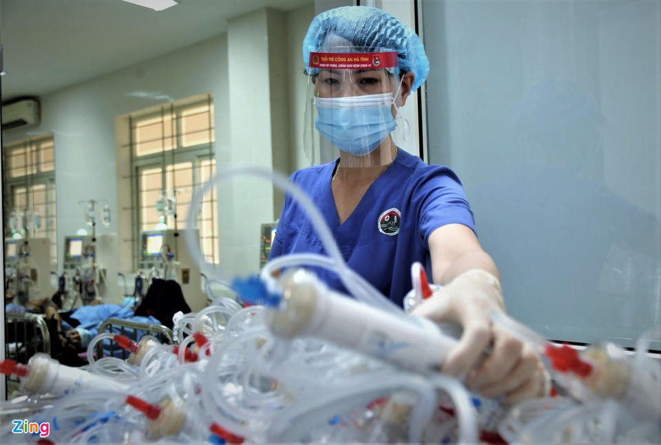 Sau mỗi lần chạy thận xong, nhân viên y tế rửa quả lọc bằng dung dịch trước khi sử dụng cho bệnh nhân kế tiếp.