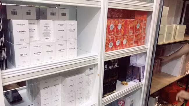 Dot kich tong kho, thu giu hang nghin chai nuoc hoa hang hieu-Hinh-4