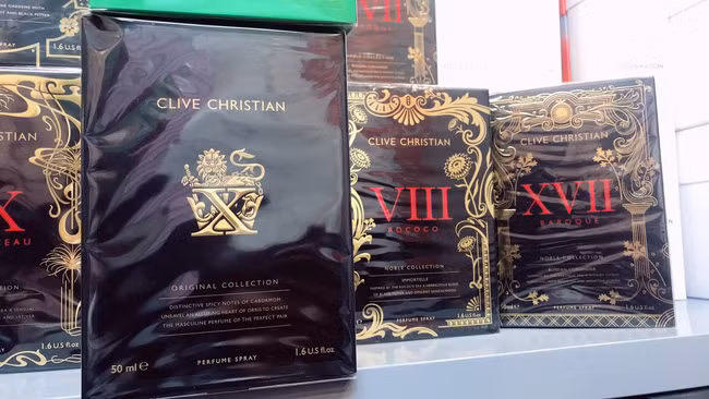 Dot kich tong kho, thu giu hang nghin chai nuoc hoa hang hieu-Hinh-3