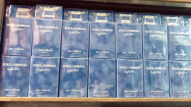 Dot kich tong kho, thu giu hang nghin chai nuoc hoa hang hieu