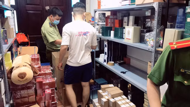 Dot kich tong kho, thu giu hang nghin chai nuoc hoa hang hieu-Hinh-10