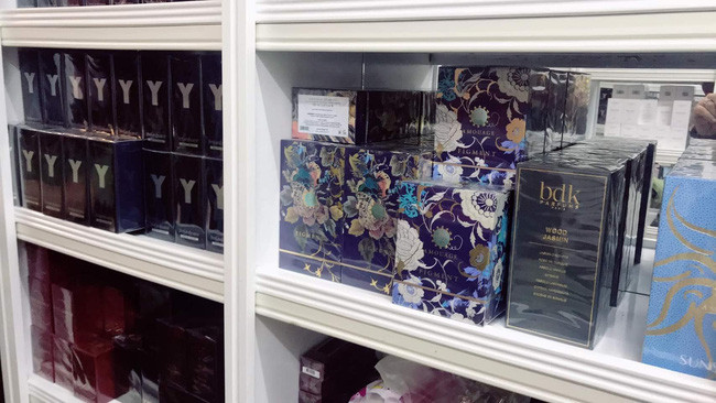 Dot kich tong kho, thu giu hang nghin chai nuoc hoa hang hieu-Hinh-8