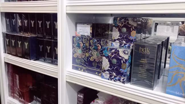 Dot kich tong kho, thu giu hang nghin chai nuoc hoa hang hieu-Hinh-8