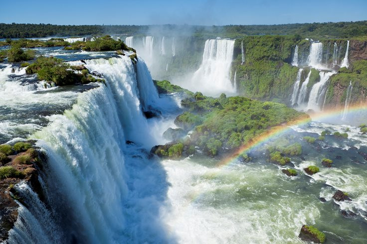 Thác Iguazu nằm ở vùng biên giới giữa Brazil và Argentiina. Địa điểm hùng vĩ này gây chú ý khi có khoảng 275 - 300 ngọn thác lớn nhỏ.