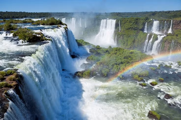 Thác Iguazu nằm ở vùng biên giới giữa Brazil và Argentiina. Địa điểm hùng vĩ này gây chú ý khi có khoảng 275 - 300 ngọn thác lớn nhỏ.