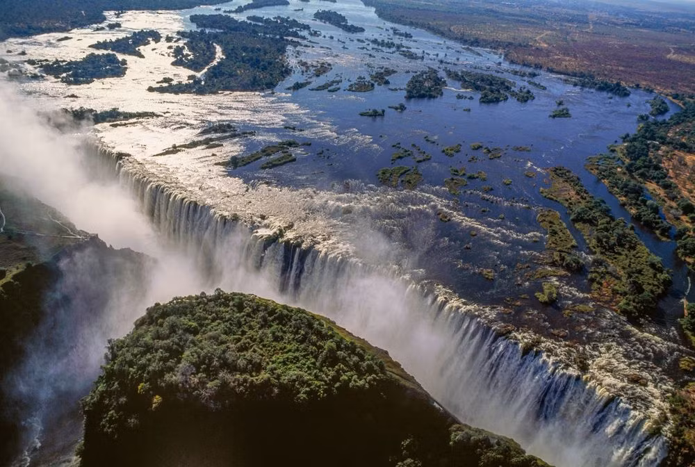 Do lượng nước tại thác Victoria rất lớn nên hình thành vùng sương mù liên tục rộng lớn nhất trên thế giới. Du khách có thể nhìn thấy sương mù ở khu vực thác khi ở cách đó khoảng 50 km.