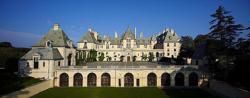 Bên trong lâu đài được thiết kế lộng lẫy và sang trọng. Nội thất cao cấp được bố trí trong các căn phòng.