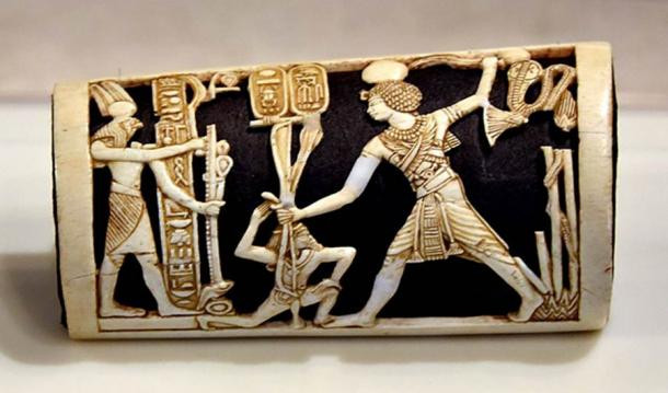 Mọi "cư dân" sống trong Rhinocolura đều không có mũi. Họ bị đưa đến nơi này rồi bị cắt mũi như một hình phạt dành cho tội lỗi đã phạm phải.