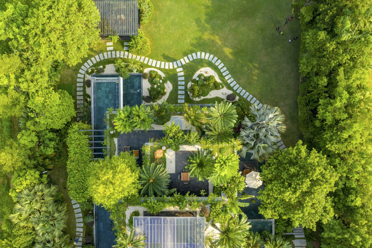 Biệt thự gắn liền với khu vườn xanh được quy hoạch tổng thể kết hợp với hồ bơi, khu vui chơi, địa hình cao thấp tạo nên kiến trúc xanh hài hòa.