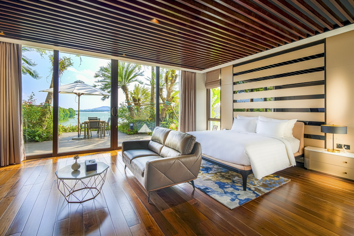 Đồng thời, thiết kế mở cũng làm mờ ranh giới giữa không gian trong nhà và không gian ngoài trời.