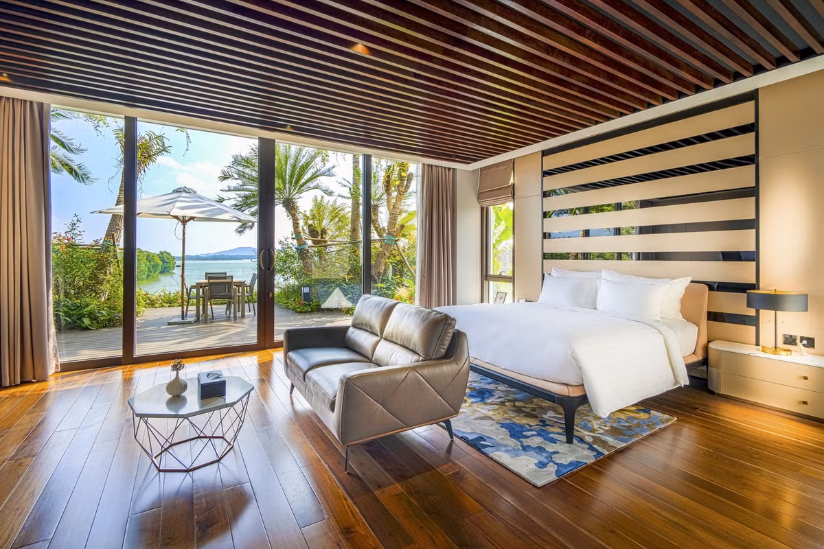 Đồng thời, thiết kế mở cũng làm mờ ranh giới giữa không gian trong nhà và không gian ngoài trời.