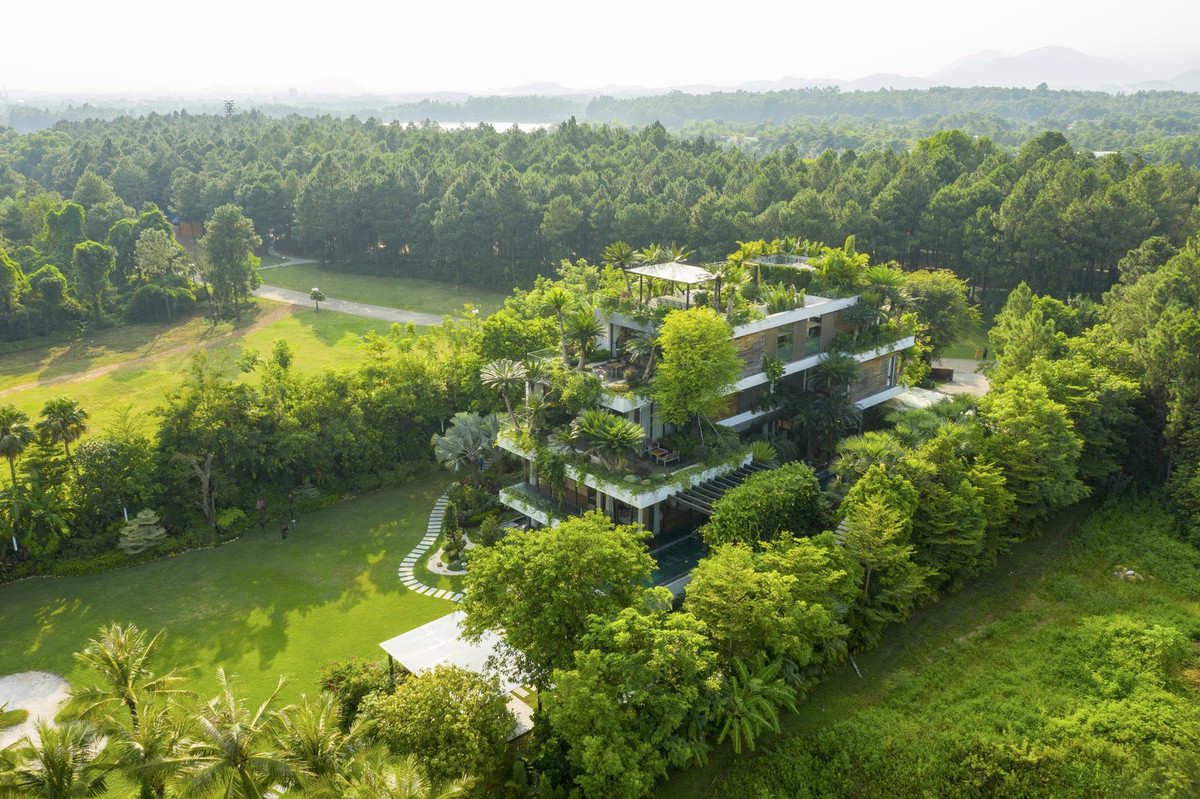 Cây xanh cũng được đưa vào từng không gian nội thất và từng tầng trên mặt tiền, kết nối mọi hoạt động của con người chặt chẽ và thân thiện với thiên nhiên.