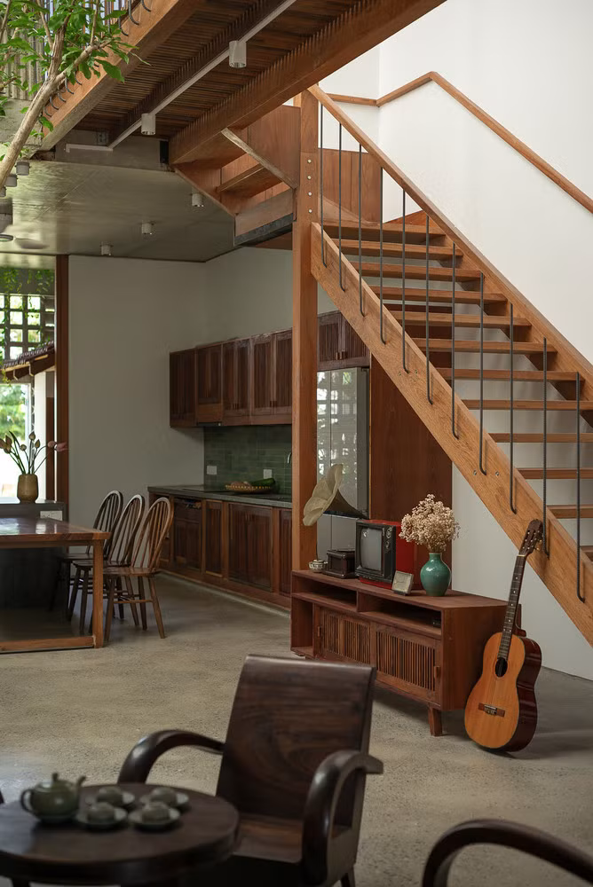 Gỗ được tận dụng từ các công trình cũ để hoàn thiện kết cấu mái, cầu thang và đồ nội thất trong nhà.