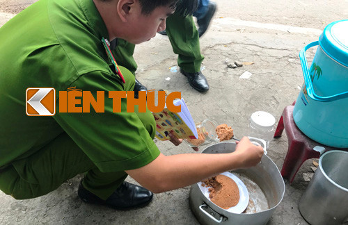 Dang dieu tra nghi an bo chat doc vao noi bun rieu giet khach-Hinh-5