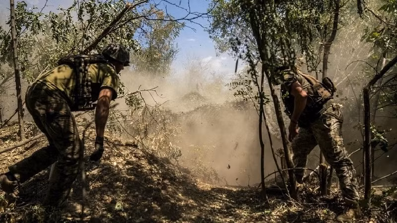 Sự tham gia của 10.000 binh sĩ Triều Tiên sẽ giúp Nga xoay chuyển tình hình tại Kursk, vì Triều Tiên đã cử đến những đơn vị đặc nhiệm được huấn luyện kỹ lưỡng, với các binh sĩ trẻ tuổi và có thể lực tốt hơn nhiều so với các lực lượng tuyến hai và tân binh là tù nhân mà Nga chủ yếu sử dụng tại Kursk. Ảnh: RT.