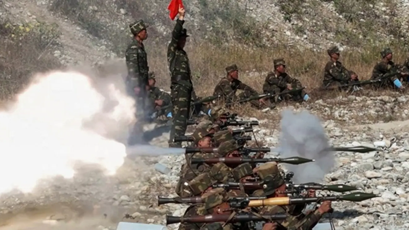 Theo báo cáo, Quân đội Nga đã huấn luyện cho các binh sĩ Triều Tiên về pháo binh, chiến thuật bộ binh và kỹ năng dọn chiến hào. Về cơ cấu tổ chức, lực lượng Triều Tiên cũng được chia thành hai nhóm: một nhóm là lực lượng xung kích và nhóm còn lại là lực lượng hỗ trợ. Ảnh: KCNA.