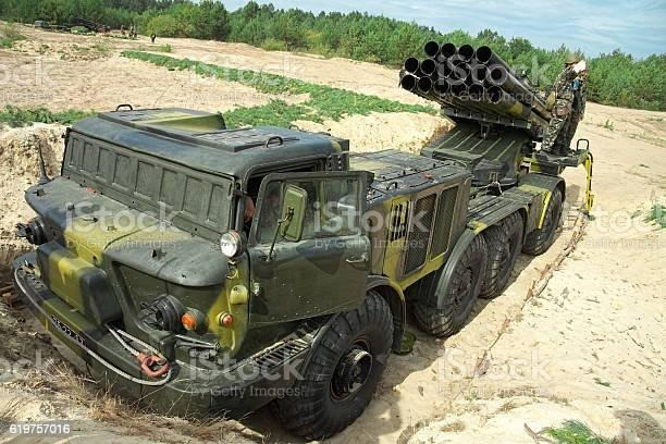 Hệ thống MLRS BM-27 Uragan có thể bắn nhiều loại đạn bao gồm: đạn huấn luyện, đạn nổ phá mảnh, đạn hóa học, đạn nhiệt áp, đạn chùm với chức năng chống tăng và chống bộ binh.