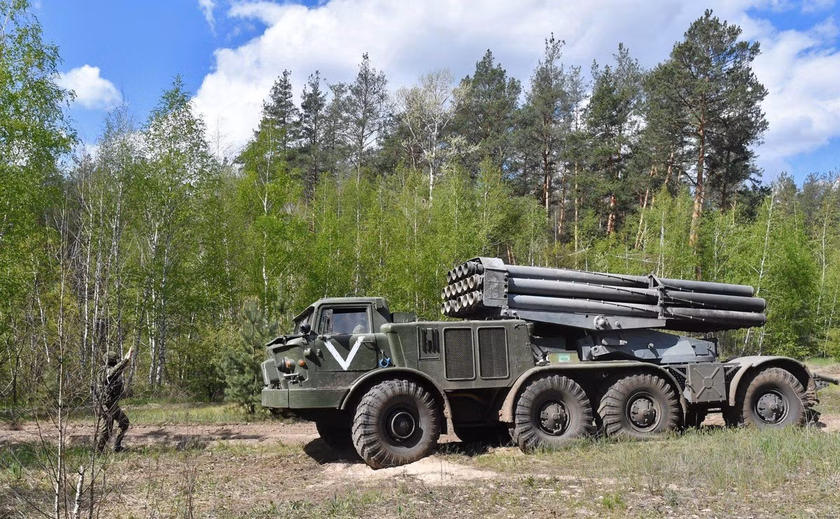 Theo chuyên gia này, loại pháo BM-27 Uragan, một mẫu pháo thời Liên Xô do Nga sản xuất sở hữu hiệu suất khai hỏa vượt trội so với hệ thống HIMARS.