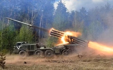 BM-27 Uragan có tầm bắn tối đa lên tới 35km, khả năng khai hỏa liên tục 20 giây, thời gian nạp đạn từ 15 - 20 phút và có thể gây sát thương lên vùng diện tích 4,3 hecta.