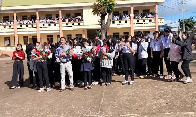 Đắk Lắk: Xúc động hình ảnh học sinh chia tay thầy hiệu trưởng Dak Lak: Xuc dong hinh anh hoc sinh chia tay thay hieu truong