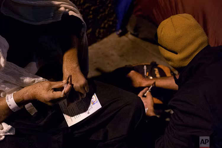 Hai người nghiện đang tiêm ma túy vào một ngày đầu tháng 11. Người đàn ông bên phải, tiêm ma túy hàng ngày từ tháng 1, khẳng định việc từ bỏ ma túy giống một cơn ác mộng. "Nếu có thể dừng lại, tôi sẵn sàng. Nhưng tôi sẽ bị bệnh. Tôi có một đứa con gái ở Alabama, và mới có một đứa cháu gái. Có lẽ tôi không bao giờ được nhìn thấy nó", ông nói.