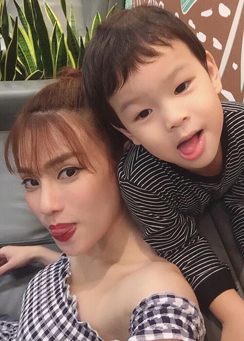 Hot Face sao Việt 24h: Thu Thủy một mình chăm con trai nhỏ bị sốt.