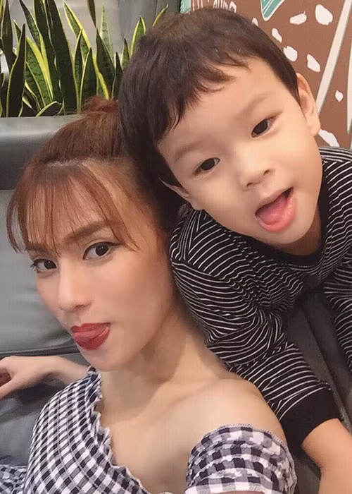 Hot Face sao Việt 24h: Thu Thủy một mình chăm con trai nhỏ bị sốt.