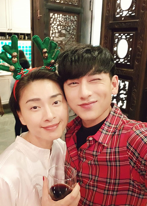 Isaac đón Giáng sinh bên Ngô Thanh Vân trước khi đi diễn.