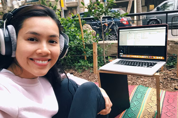 Hoàng My vui vẻ chia sẻ: “Chiếc bàn làm việc rất khiêm tốn của My nè. Hi vọng sang năm mới có một chiếc bàn khá hơn chút”.