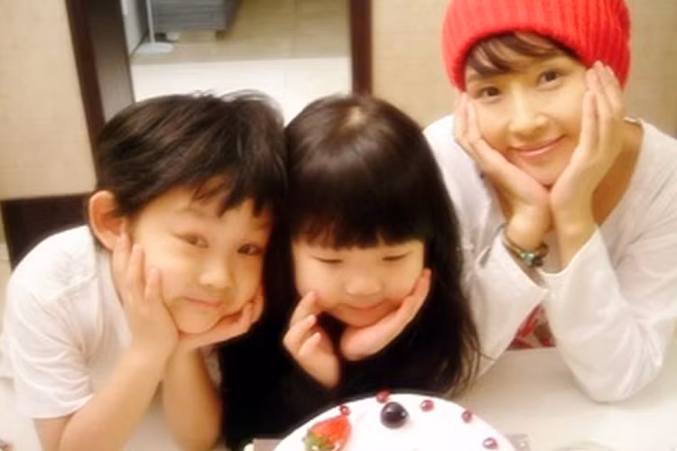 Choi Jin Sil có suy nghĩ tiêu cực sau khi lộ chuyện bị chồng bạo hành, bị đồn đòi nợ Ahn Jae Hwan khiến anh tự sát. Sự nghiệp của cô cũng tụt dốc không phanh.