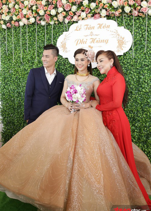 Hình ảnh Lâm Khánh Chi diện váy cưới bồng bềnh tông màu đồng. Ảnh: Saostar