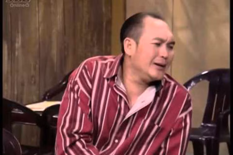 Một vở diễn gắn liền với tên tuổi của Duy Phương là “Trong nhà ngoài phố”. Ông diễn ở HTV và sân khấu tại nhiều nơi. Ảnh: Youtube