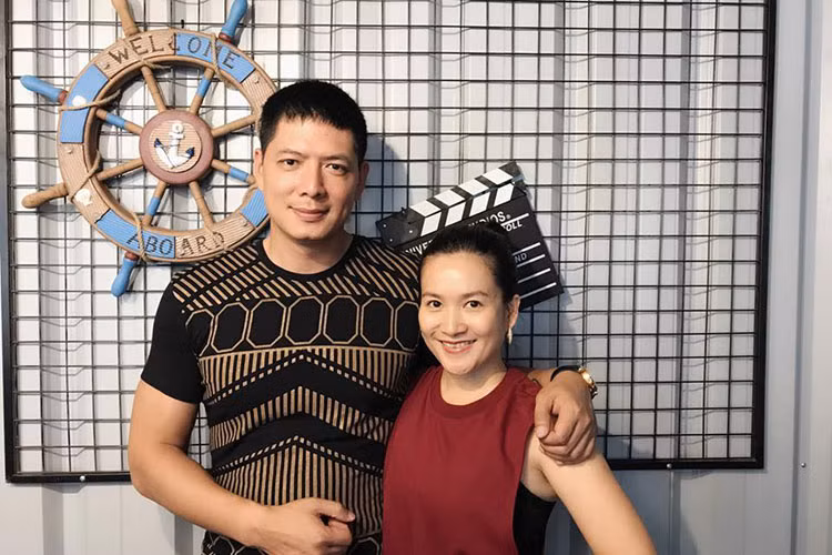 Anh Thơ còn khẳng định gia đình cô vẫn bình thường, Bình Minh đưa đón con gái đi học và còn gửi hình ảnh cho cô. Bày tỏ sự tin tưởng với người bạn đời, Anh Thơ khiến nhiều người phải nể phục. Nhiều người cho rằng chính động thái của Anh Thơ một phần giúp ồn ào của Bình Minh lắng xuống.