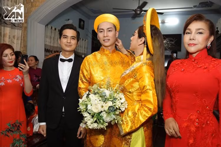 Nữ ca sĩ chuyển giới còn ân cần chăm sóc cho chồng trẻ từng ly từng tý. Ảnh: Thể thao văn hóa