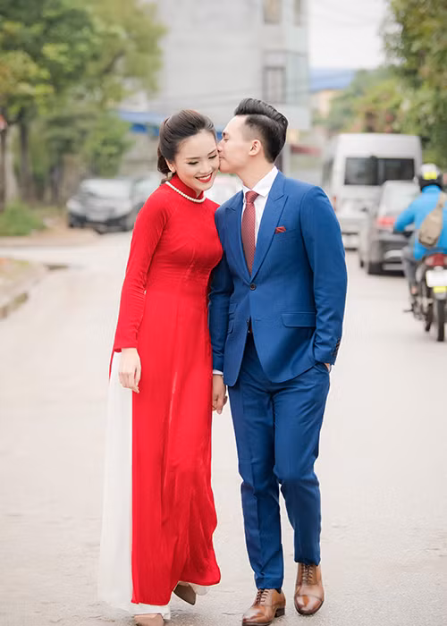 Lễ ăn hỏi của Tố Như với hôn phu Trần Trung Hiếu vừa diễn ra. Trần Trung Hiếu sinh năm 1993. Anh từng là soái ca cảnh sát được cư dân mạng săn lùng bởi vẻ điển trai.