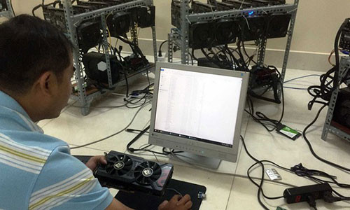 Một người “đào” Bitcoin với “máy đào” tại TP.HCM - Ảnh: SƠN BÌNH