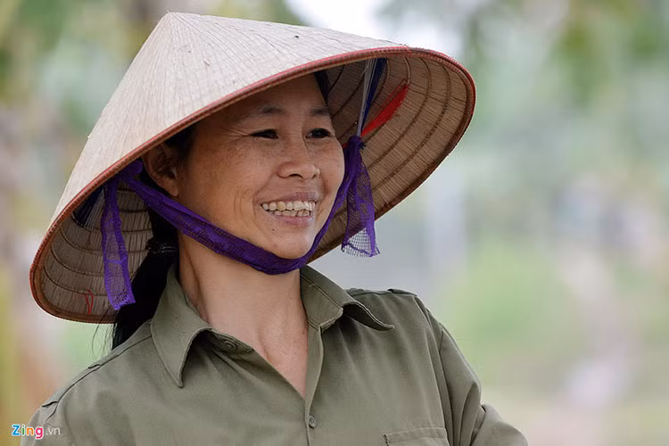Chị Phan Thị Ly cho biết: "Cứ khoảng 6-7 phút là phải mở túi ra đưa rươi lên kẻo rươi bị ngạt". Rươi được đổ ra những chiếc thau lớn, với trọng lượng khoảng 27-30 con/lạng khiến rươi An Định luôn được hàng trăm thương lái từ khắp nơi săn đón.