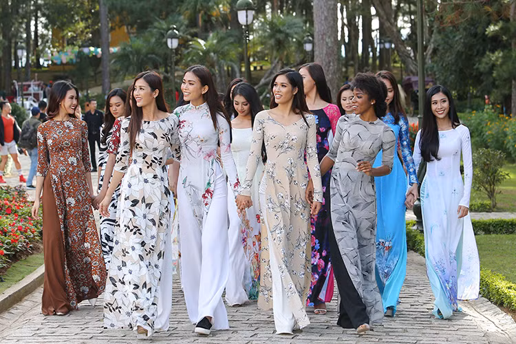 Các thí sinh còn có dịp hóa thân thành hoàng hậu, công chúa và tham gia những trò chơi vận động như bắn cung, phóng phi tiêu, đánh golf…