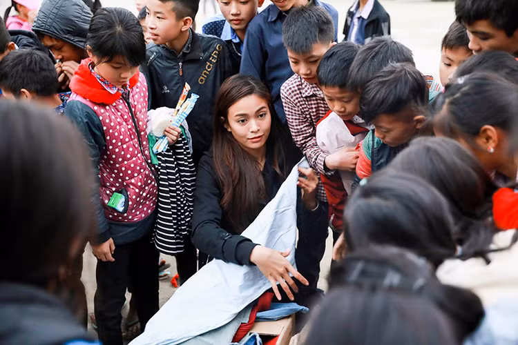 Mâu Thủy vừa có chuyến từ thiện ở Đông Bắc, xã Cốc Rế, huyện Xín Mần, tỉnh Hà Giang. Cô tặng người dân áo ấm.