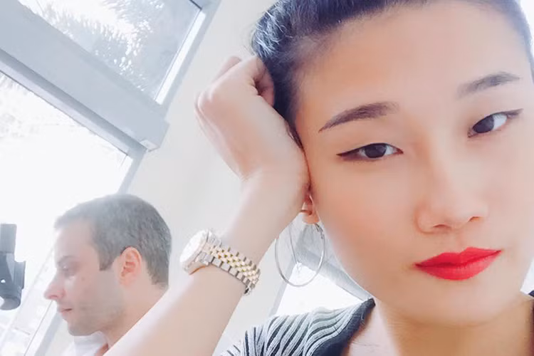 Kha Mỹ Vân đăng tải khoảnh khắc đời thường bên ông xã ngoại quốc.