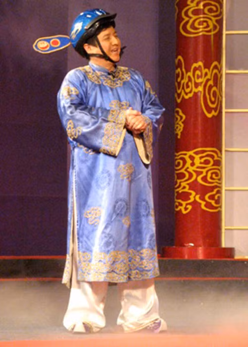 Năm 2008, Chí Trung quay trở lại đóng Táo giao thông và gây ấn tượng bởi bài hát “Triệu triệu chiếc mũ”. Ảnh: Dân Việt