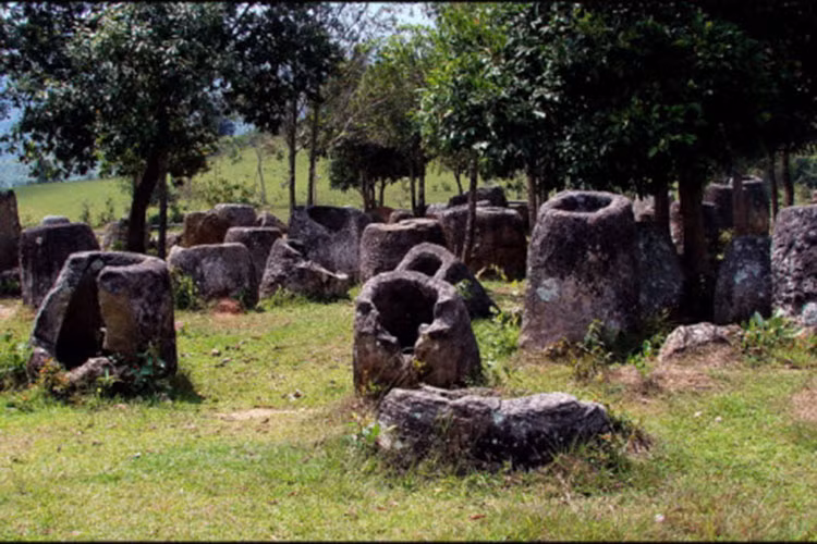 Chum có hình trụ với đáy luôn rộng hơn miệng. Niên đại của chúng được xác định có từ thời Đồ sắt (năm 500 trước công nguyên tới năm 500 sau công nguyên).