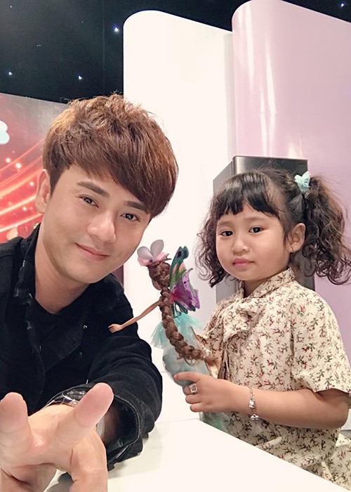 Con gái Ưng Đại Vệ theo bố đi quay chương trình cả ngày.