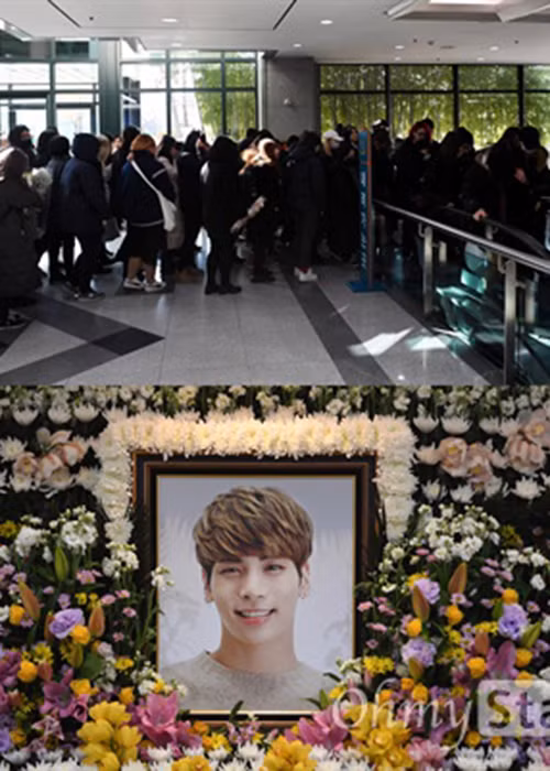 Lễ viếng của Jonghyun (Shinee) diễn ra từ ngày 19/12. Nam ca sĩ qua đời ở tuổi 27 vì căn bệnh trầm cảm. Ảnh: Ohmystar