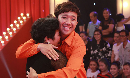 Cô bán chè bật khóc khi trở thành thí sinh đầu tiên giành giải 100 triệu đồng.