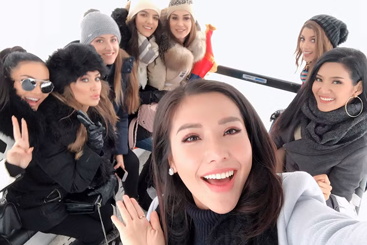 Đại diện Việt Nam tạo được thiện cảm với các thí sinh khác bởi sự thân thiện và luôn vui vẻ. Ảnh: FBNV