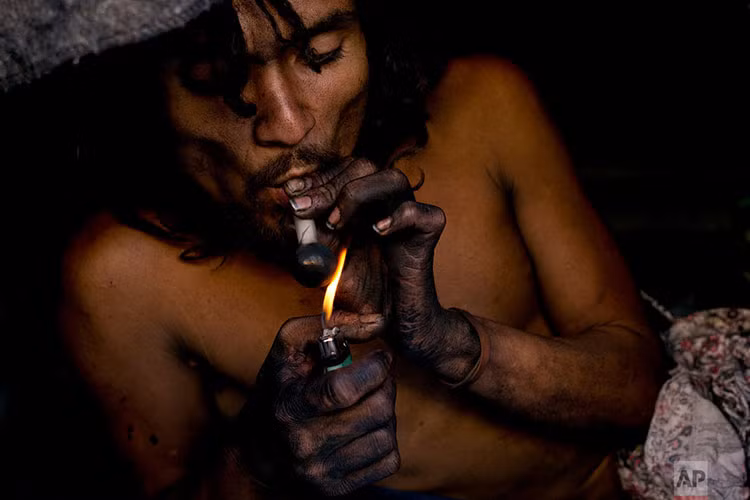 Los Angeles là một trong những thành phố nổi tiếng nhất thế giới, bởi sức ảnh hưởng của các bộ phim Hollywood và những cái tên như “kinh đô điện ảnh”, “thành phố của những thiên thần” hay “xứ sở mộng mơ”. Góc khuất ở thành phố này là hơn 40.000 người vô gia cư đang ngày đêm chiến đấu với ma túy và hàng loạt loại bệnh tật liên quan.