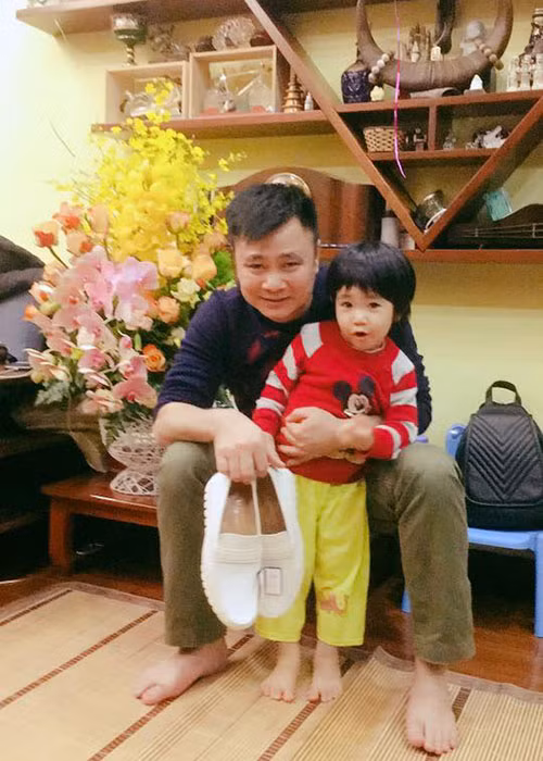 Tự Long và con gái có không ít khoảnh khắc đáng yêu bên nhau.