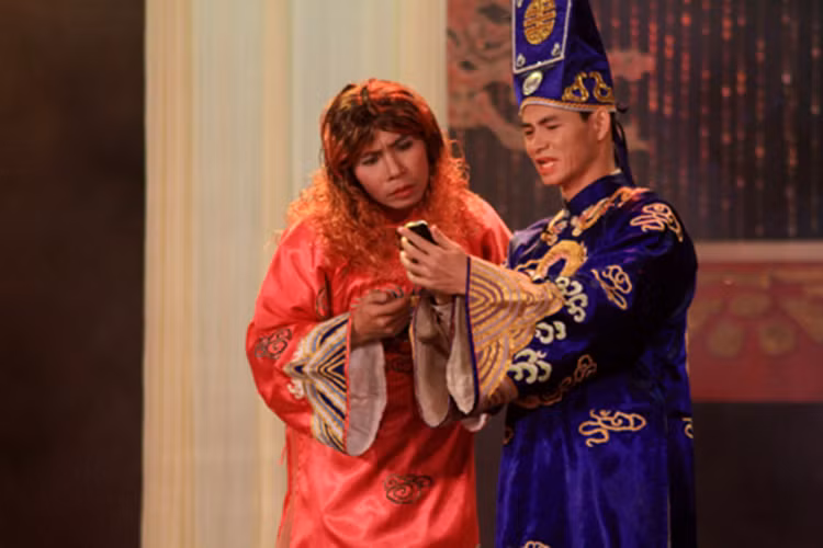 Nam Tào (Xuân Bắc) chuyển nghề làm giám khảo trong Táo quân 2011 cùng Ngọc Hoàng (Quốc Khánh) và Bắc Đẩu. Ảnh: Công Lý