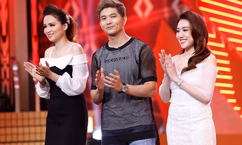 Tim cùng hai người đẹp hoa hậu Diễm Hương (trái) và Hoàng Kim tham gia show Kỳ tài thách đấu.